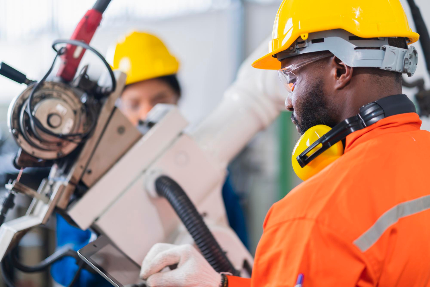 Profissional de engenharia em ambiente industrial
